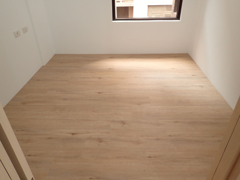 新建案使用符合法規的隔音耐磨木地板鋪設，亦可有效阻隔聲音。(圖由中麗建設提供)
