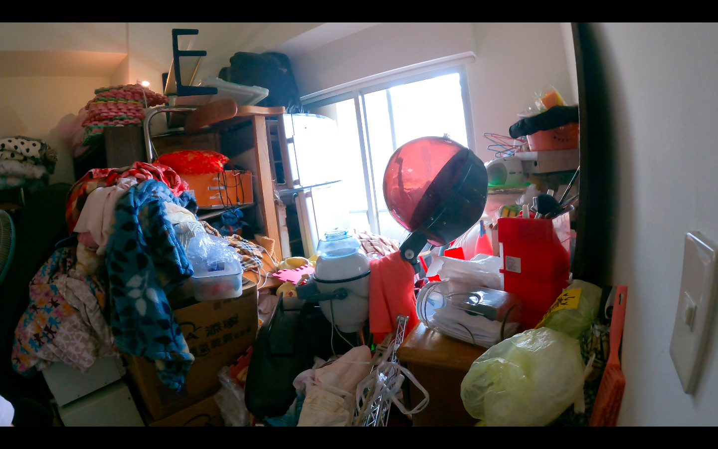 承 租 戶 所 堆 的 物 品 ， 讓 社 宅 淪 為 「 倉 庫 」 ， 有 些 物 品     更 阻 斷 逃 生 路 線 。 ( 新 北 住 都 中 心 提 供 ) 