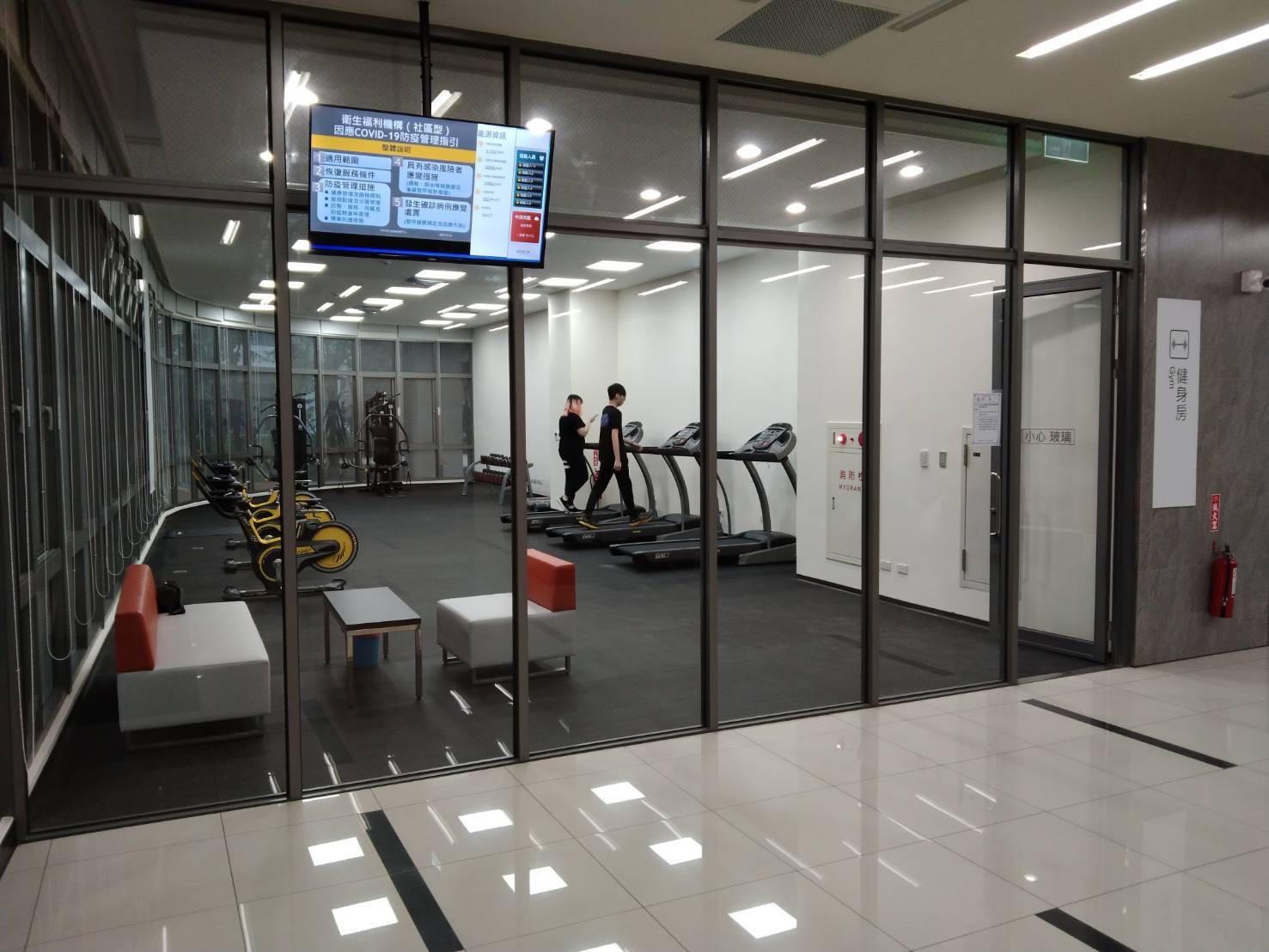 大 型 社 會 住 宅 ， 還 有 提 供 健 身 房 等 設 施 。 ( 新 北 住 都 中 心 提 供 ) 