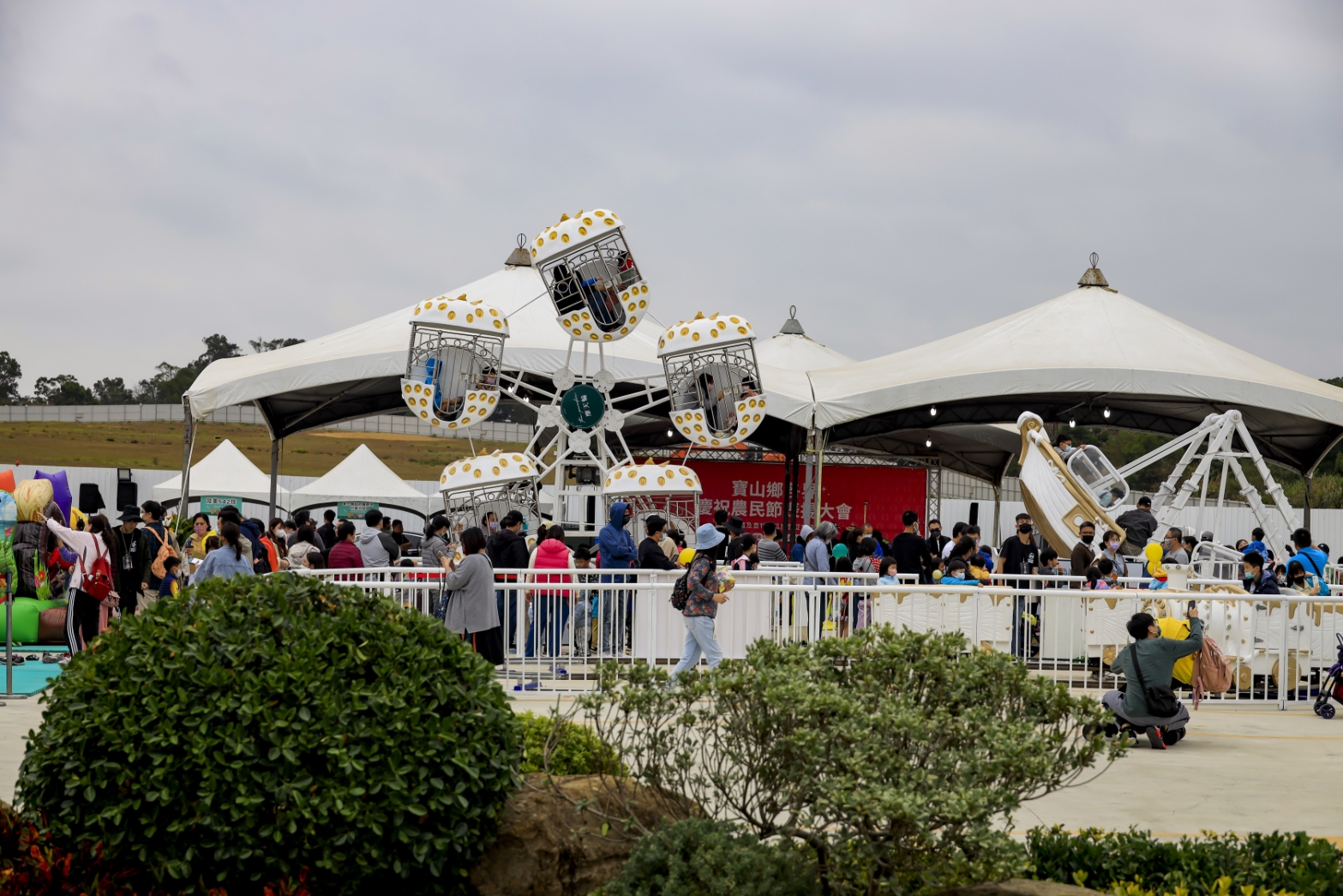 這 不 是 遊 樂 園 ， 這 是 「 新 竹 帝 寶 」 建 案 接 待 中 心 吸 引 賞 屋 人 潮 的 遊 樂 設 施 。   ( 愛 山 林 建 設 提 供 ) 