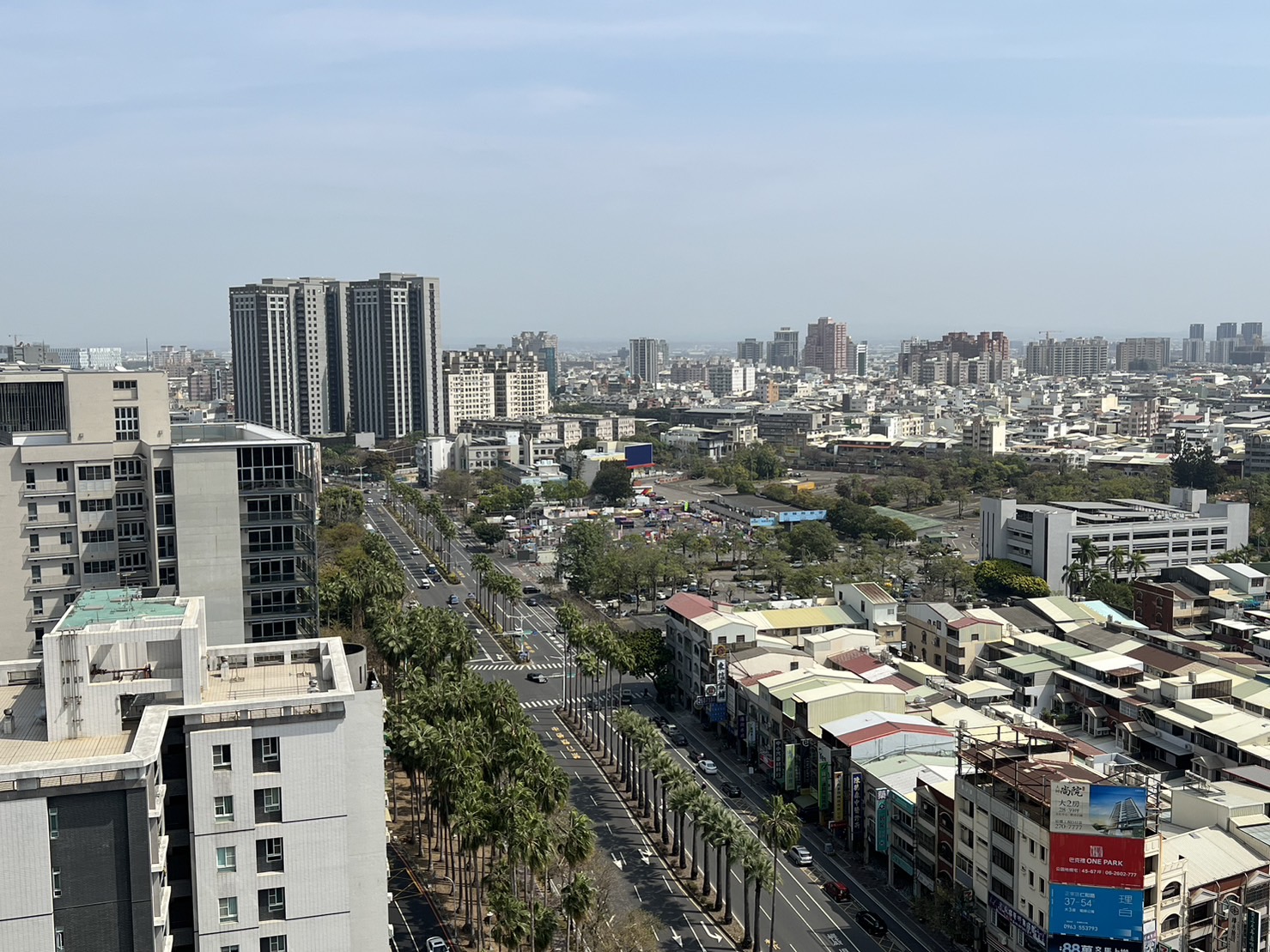 台 南 房 市 三 二 九 檔 期 ， 在 東 區 指 標 案 挹 注 下 ， 案 量 大 爆 發 。 