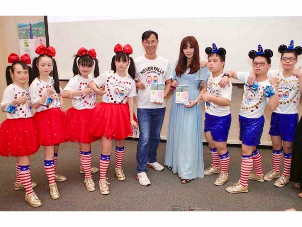 圖中左側／唐氏症基金會董事長林正俠，圖中右側／林鳳