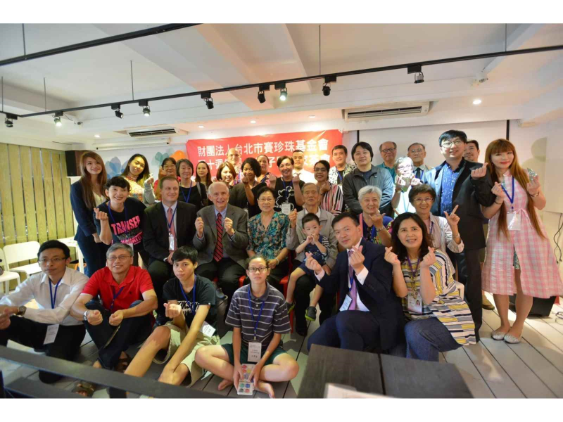 2018年賽珍珠基金會50週年慶，舉辦「大孩子回娘家」活動，許多曾經的受助兒童已經長大了，卻仍開心和馮阿姨像小時候一樣撒嬌呢！