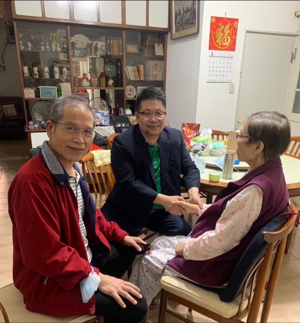 年 近 九 十 高 齡 的 馮 董 事 ， 臨 終 前 捐 出 一 百 萬 元 予 賽 珍 珠 基 金 會 ， 透 過 筆 者 轉 達 董 事 會 ， 希 望 購 置 會 館 ， 讓 受 助 的 小 孩 有 一 個 永 遠 的 家 ！   