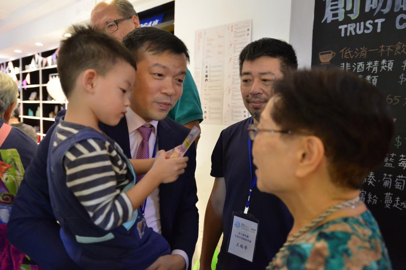 台 北 美 國 學 校 2 0 1 9 年 聖 誕 節 聯 歡 會 前 ， 大 家 為 馮 阿 姨 慶 祝 八 十 五 歲 生 日 ， 筆 者 和 家 人 都 有 幸 躬 逢 其 盛 ， 場 面 溫 馨 。 