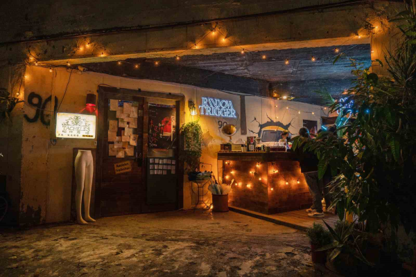 隨機觸發創團首部作品《未選擇的路》以廢墟酒吧就地創作，隨機引入各一位觀眾體驗一對一表演。 攝影／一同