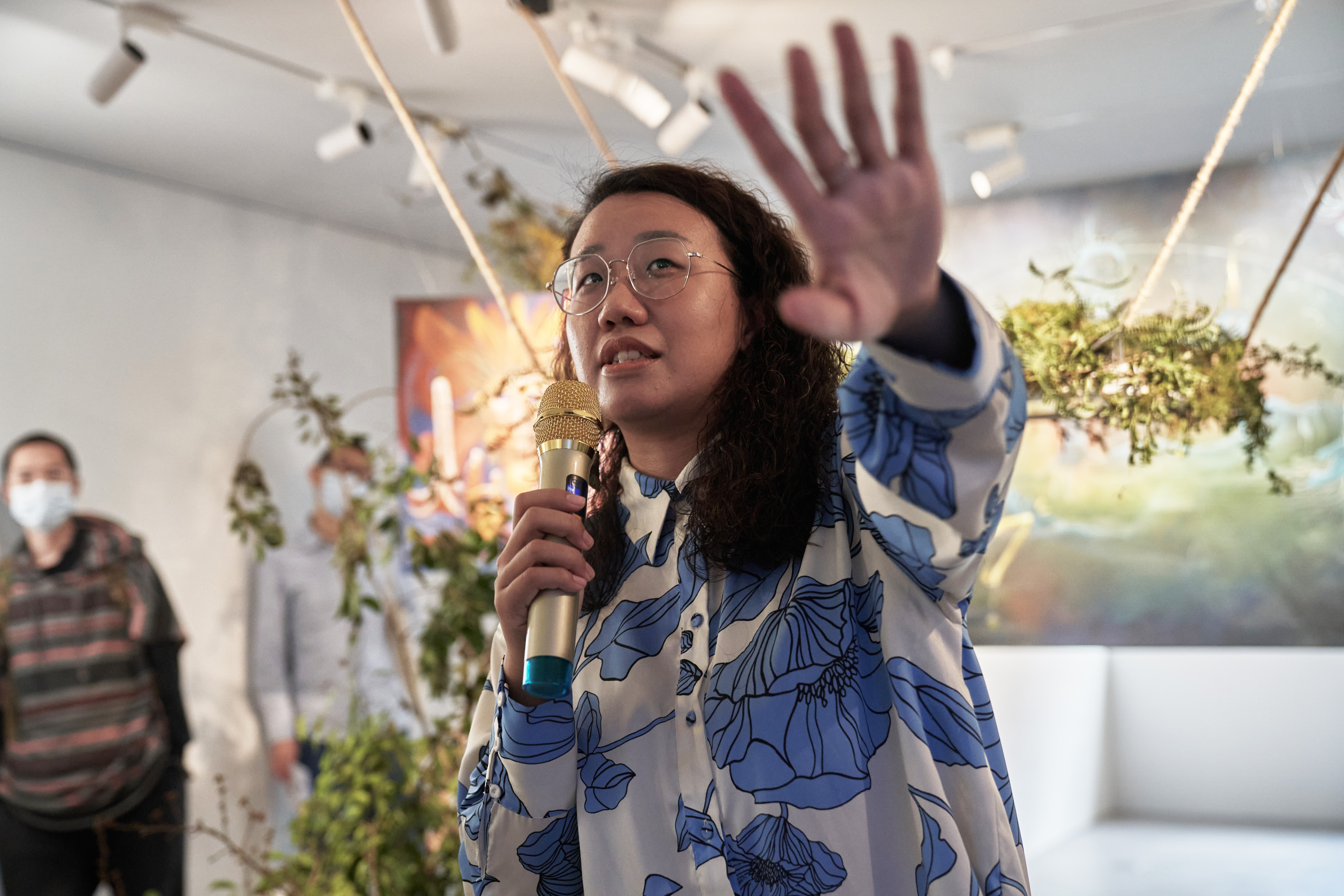 策 展 人 徐 若 宇 於 展 場 開 幕 為 大 家 導 賞 《 夜 間 旅 行 》 以 迷 幻 蘑 菇 儀 式 經 驗 為 核 心 ， 探 索 超 越 意 識 維 度 的 感 知 與 藝 術 表 現 。 攝 影 ／ 一 同 