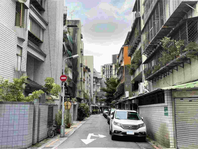 雙北地區許多老舊房屋都位於巷道內，加上近幾年營造成本高漲，地主重建時更應尋求專業團隊協助檢討。(圖由中力都市更新提供)