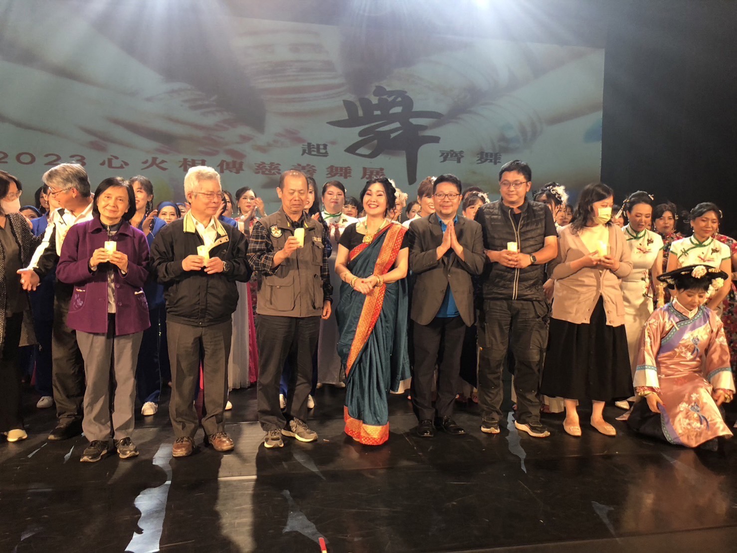 感 謝 孫 夢 平 團 長 ( 前 排 中 ) 的 邀 請 ， 「 起 舞 齊 舞 」 慈 善 表 演 ， 讓 筆 者 與 林 立 青 ( 前 排 右 四 ) 等 夥 伴 有 機 會 欣 賞 到 精 彩 舞 蹈 ， 大 家 皆 嘆 為 觀 止 。 ( 圖 ／ 孫 夢 平 提 供 ) 