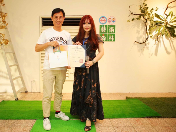 圖左／唐氏症基金會董事長林正俠，圖右／林鳳