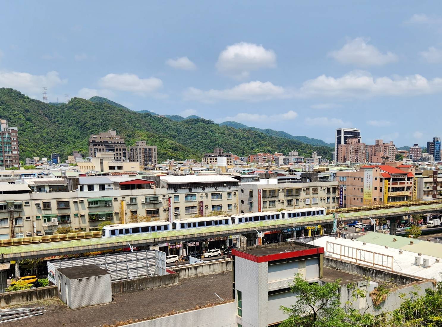 交 通 便 利 ， 帶 動 居 住 人 口 的 移 動 。 