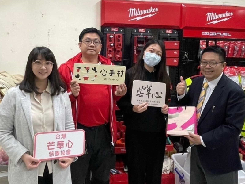 林立青(左二)邀請筆者及年輕朋友參觀南機場的公益團體及社會企業，吳庭芸律師(左一)立志為街友及弱勢族群守護權益！