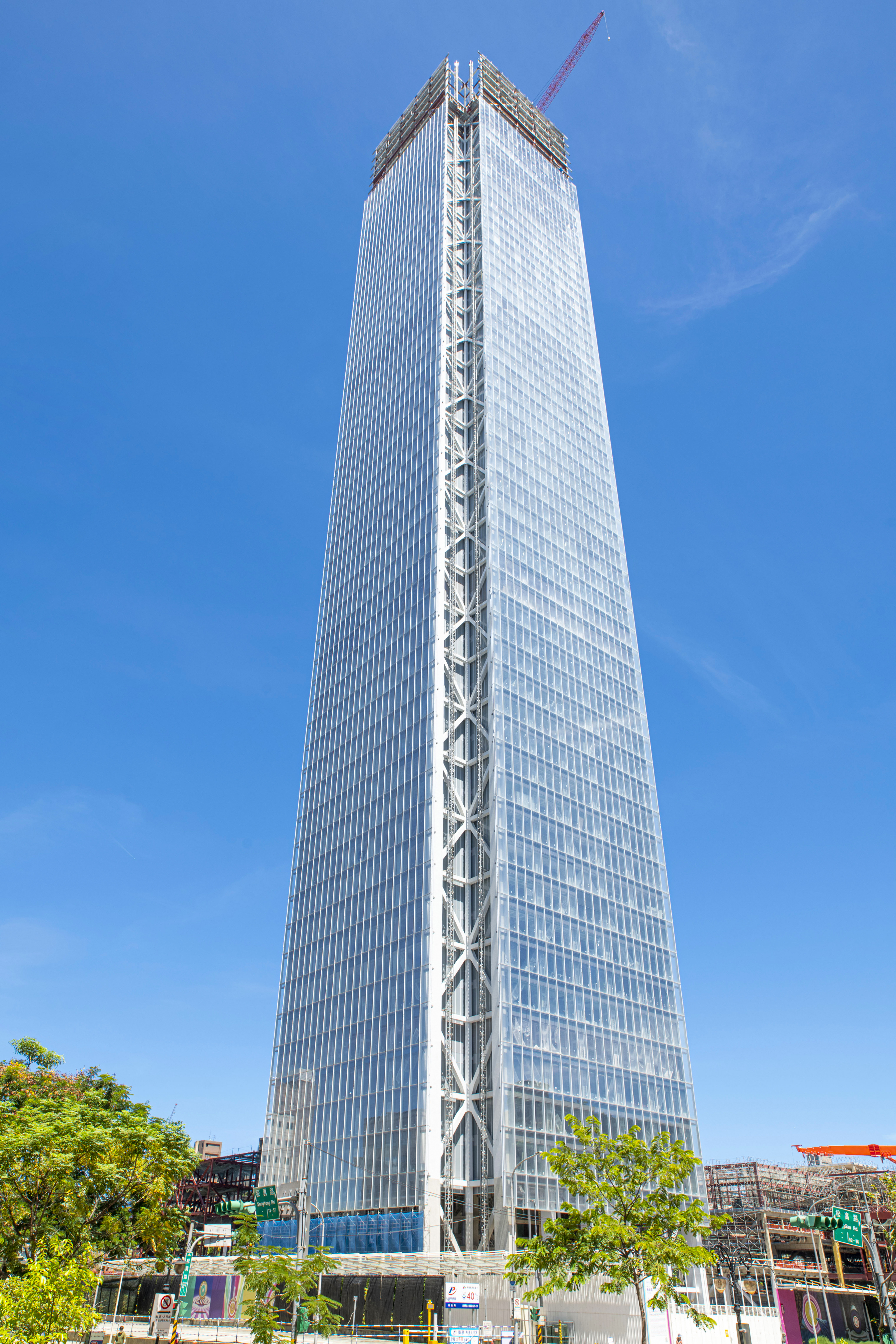 信 義 計 畫 區 A 2 5 之 富 邦 企 業 總 部 大 樓 已 落 成 。 ( 國 產 建 材 提 供 ) 信 義 計 畫 區 A 2 5 之 富 邦 企 業 總 部 大 樓 已 落 成 。 ( 國 產 建 材 提 供 )