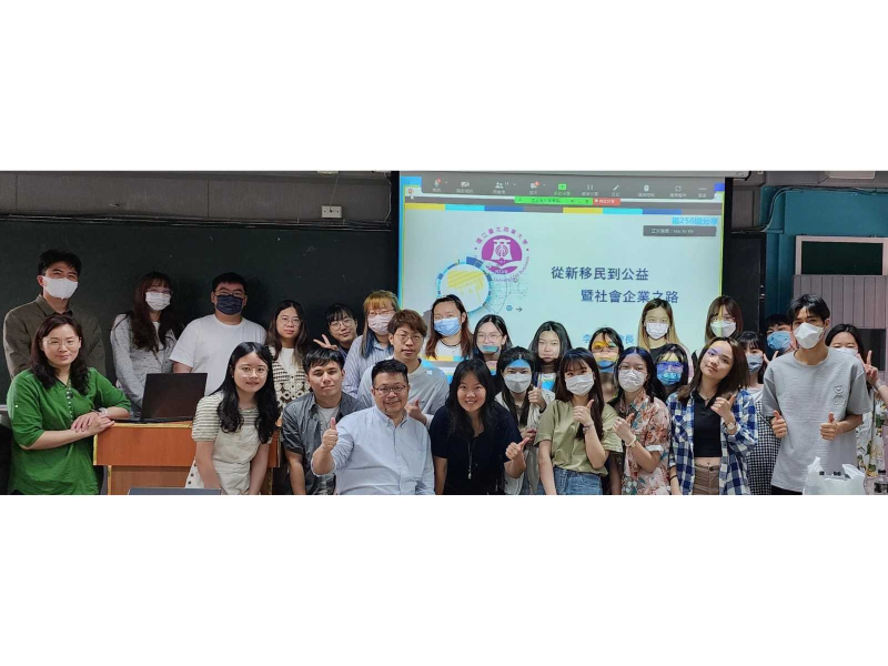 賽珍珠基金會連續四年安排香港理工大學社工系同學來交流，很開心能夠分享我在台灣的公益與社會企業的經驗。(圖前排左一為林蒔萱執行長，前排著黑色上衣者為許又尹教授)