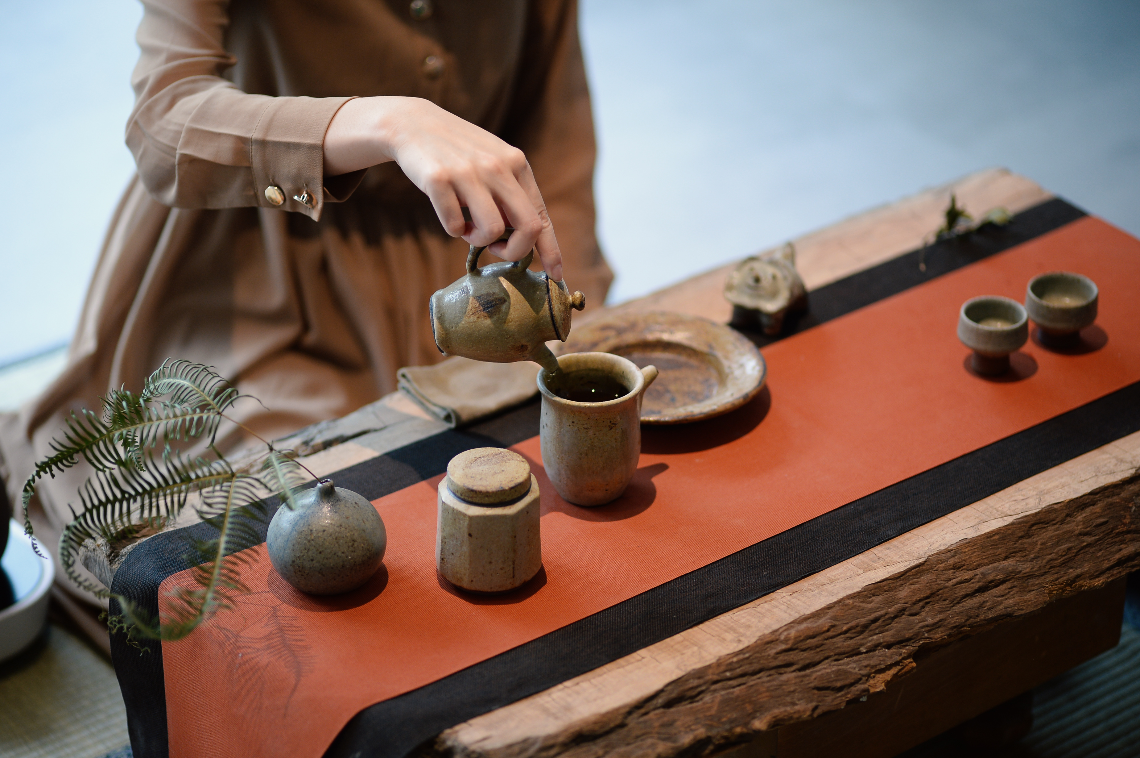 展 覽 開 幕 以 張 皓 硯 的 《 大 地 之 色 》 系 列 茶 具 呈 現 茶 席   攝 影 ︳ 陳 智 彥 