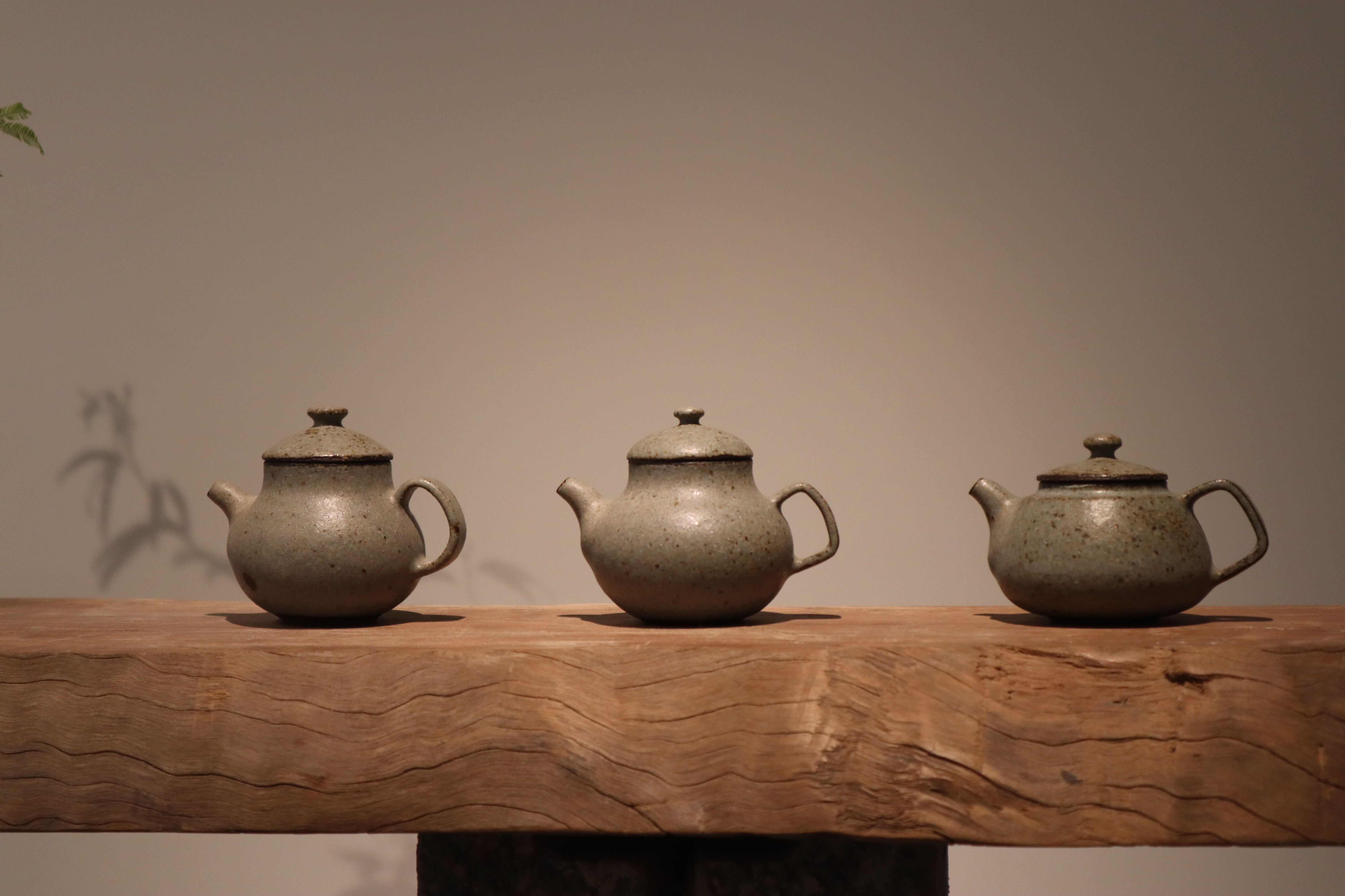 張 皓 硯 《 大 地 之 色 》 系 列 各 式 茶 壺 