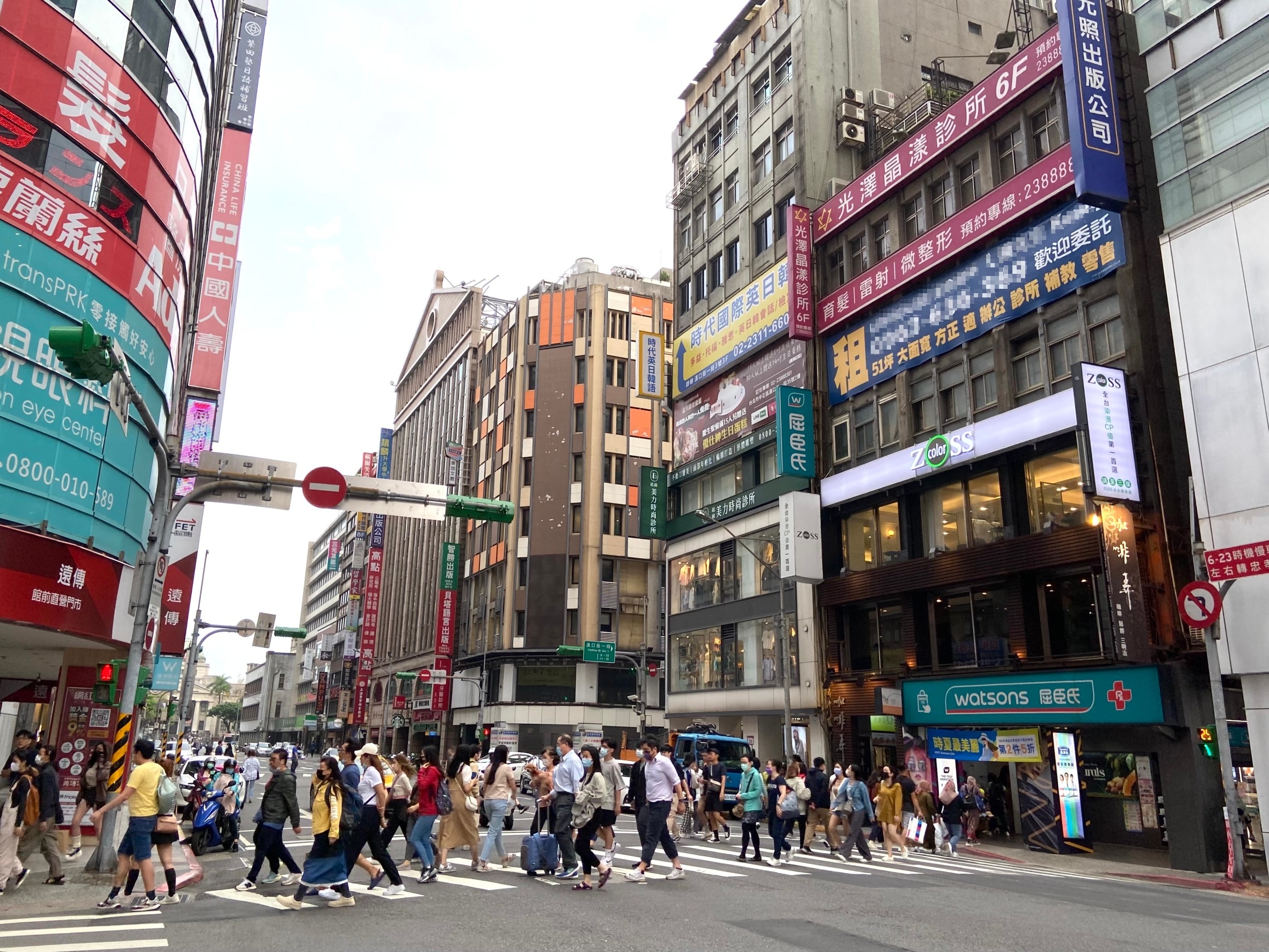 站 前 商 圈 為 北 市 重 要 交 通 樞 紐 ， 加 上 有 西 區 門 戶 計 畫 、 雙 子 星 大 樓 等 重 量 級 開 發 案 加 持 ， 帶 動 店 面 交 易 向 上 成 長 。 ( 圖 ／ 信 義 全 球 資 產 公 司 提 供 ) 