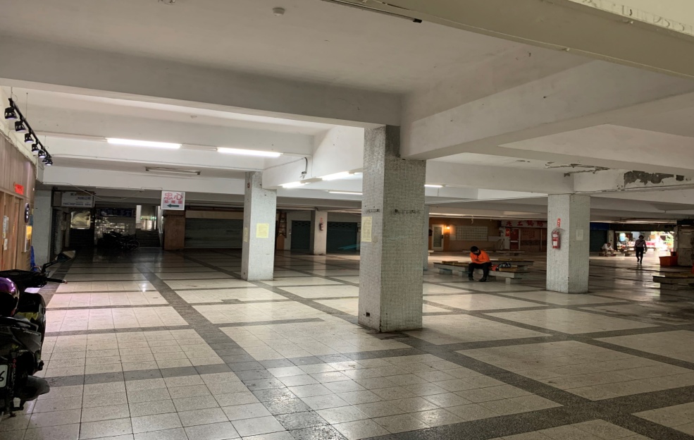 中 庭 店 面 開 店 營 業 寥 寥 無 幾 中 庭 店 面 開 店 營 業 寥 寥 無 幾