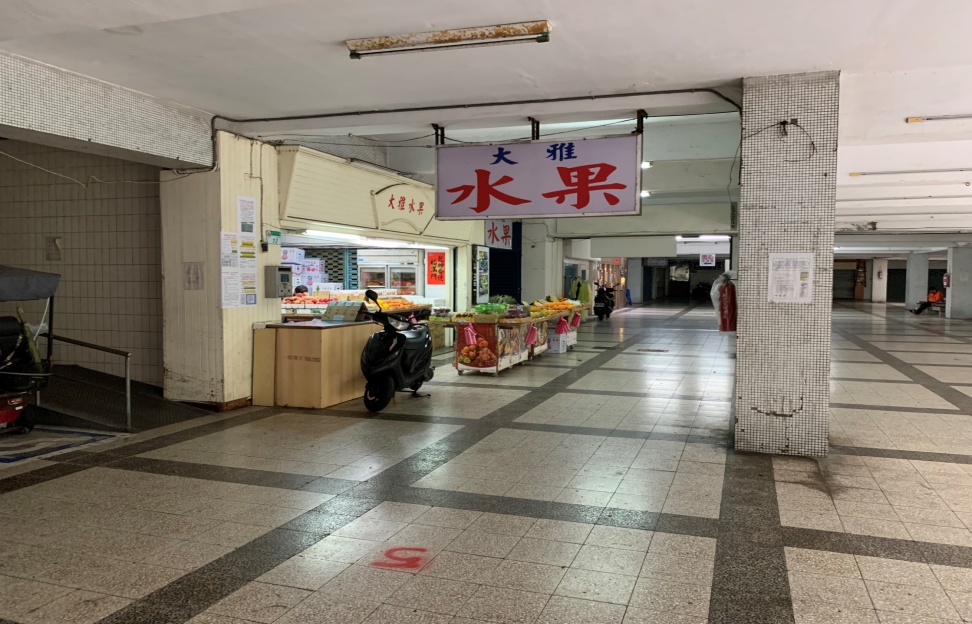 中 庭 店 面 開 店 營 業 寥 寥 無 幾 中 庭 店 面 開 店 營 業 寥 寥 無 幾