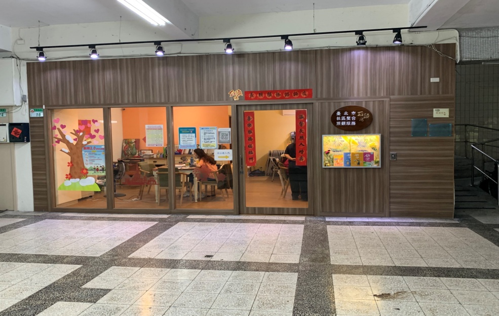 中 庭 店 面 開 店 營 業 寥 寥 無 幾 中 庭 店 面 開 店 營 業 寥 寥 無 幾