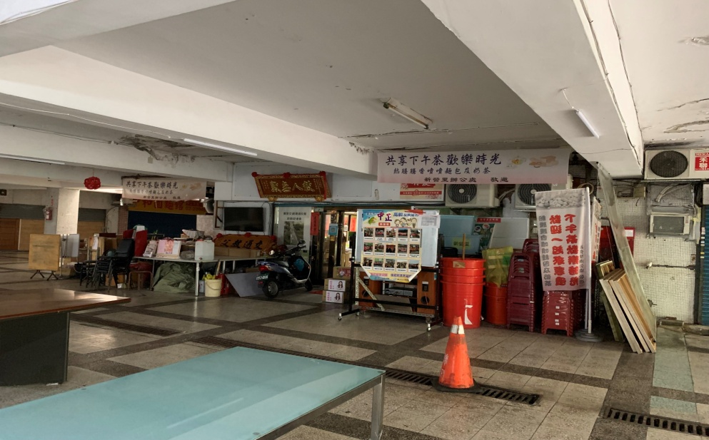 中 庭 店 面 與 原 有 超 市 歇 業 中 庭 店 面 與 原 有 超 市 歇 業