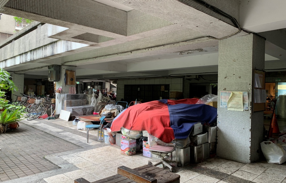 中 庭 店 面 與 原 有 超 市 歇 業 中 庭 店 面 與 原 有 超 市 歇 業