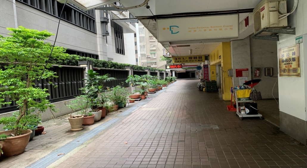 有 些 巷 弄 店 面 商 業 價 值 較 低 有 些 巷 弄 店 面 商 業 價 值 較 低