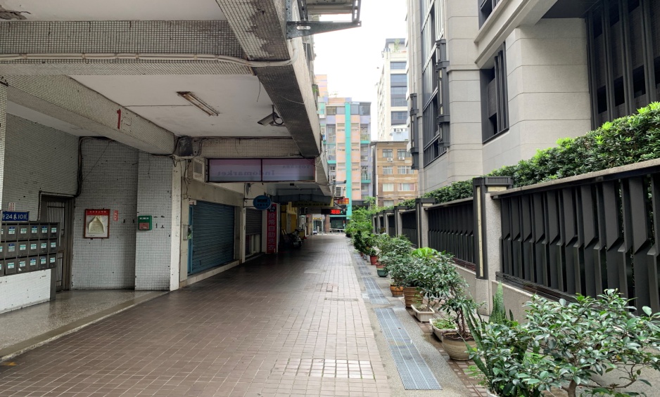 有 些 巷 弄 店 面 商 業 價 值 較 低 有 些 巷 弄 店 面 商 業 價 值 較 低