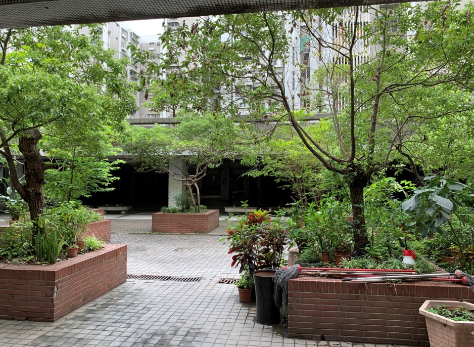 有 些 巷 弄 店 面 商 業 價 值 較 低 有 些 巷 弄 店 面 商 業 價 值 較 低