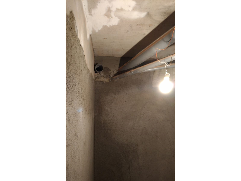 管道間接管處完整填實，使用矽利康進行密封，以避免累積在天花板裡面，使得室內依舊會潮濕發霉。