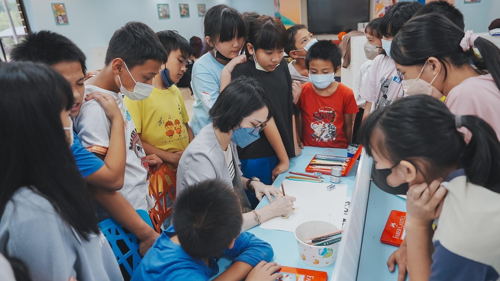 藝 術 家 王 子 麵 指 導 新 竹 桃 山 國 小 學 童 創 作 。 