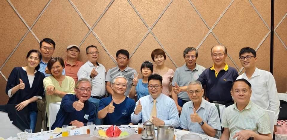 ▊ 感 謝 程 天 縱 老 師 ( 前 排 右 二 ) 、 辛 水 泉 董 事 ( 後 排 右 三 ) , 金 浩 明 局 長 ( 後 排 右 二 ) , 長 期 對 筆 者 的 關 懷 跟 支 持 , 今 年 再 度 參 加 筆 者 生 日 會 , 並 提 供 事 業 發 展 的 建 議 ! 何 其 幸 運 , 遇 到 這 麼 多 的 良 師 及 友 朋 。 ▊ 感 謝 程 天 縱 老 師 ( 前 排 右 二 ) 、 辛 水 泉 董 事 ( 後 排 右 三 ) , 金 浩 明 局 長 ( 後 排 右 二 ) , 長 期 對 筆 者 的 關 懷 跟 支 持 , 今 年 再 度 參 加 筆 者 生 日 會 , 並 提 供 事 業 發 展 的 建 議 ! 何 其 幸 運 , 遇 到 這 麼 多 的 良 師 及 友 朋 。