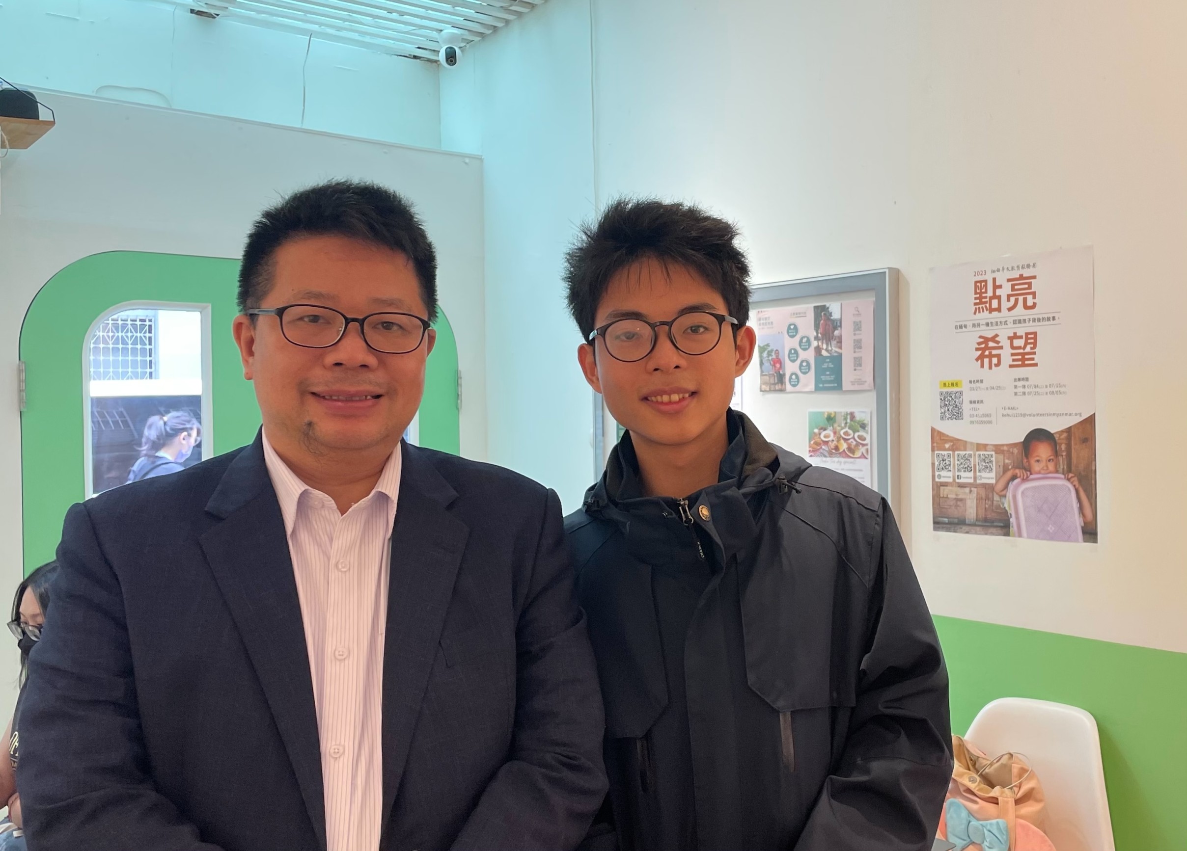 還 在 台 灣 大 學 唸 書 的 詹 凱 宗 同 學 , 獲 得 林 之 晨 提 供 的 一 百 萬 元 創 業 基 金 計 畫 , 找 我 出 來 詢 問 創 業 , 祝 福 他 體 驗 到 箇 中 的 美 好 ! 還 在 台 灣 大 學 唸 書 的 詹 凱 宗 同 學 , 獲 得 林 之 晨 提 供 的 一 百 萬 元 創 業 基 金 計 畫 , 找 我 出 來 詢 問 創 業 , 祝 福 他 體 驗 到 箇 中 的 美 好 !