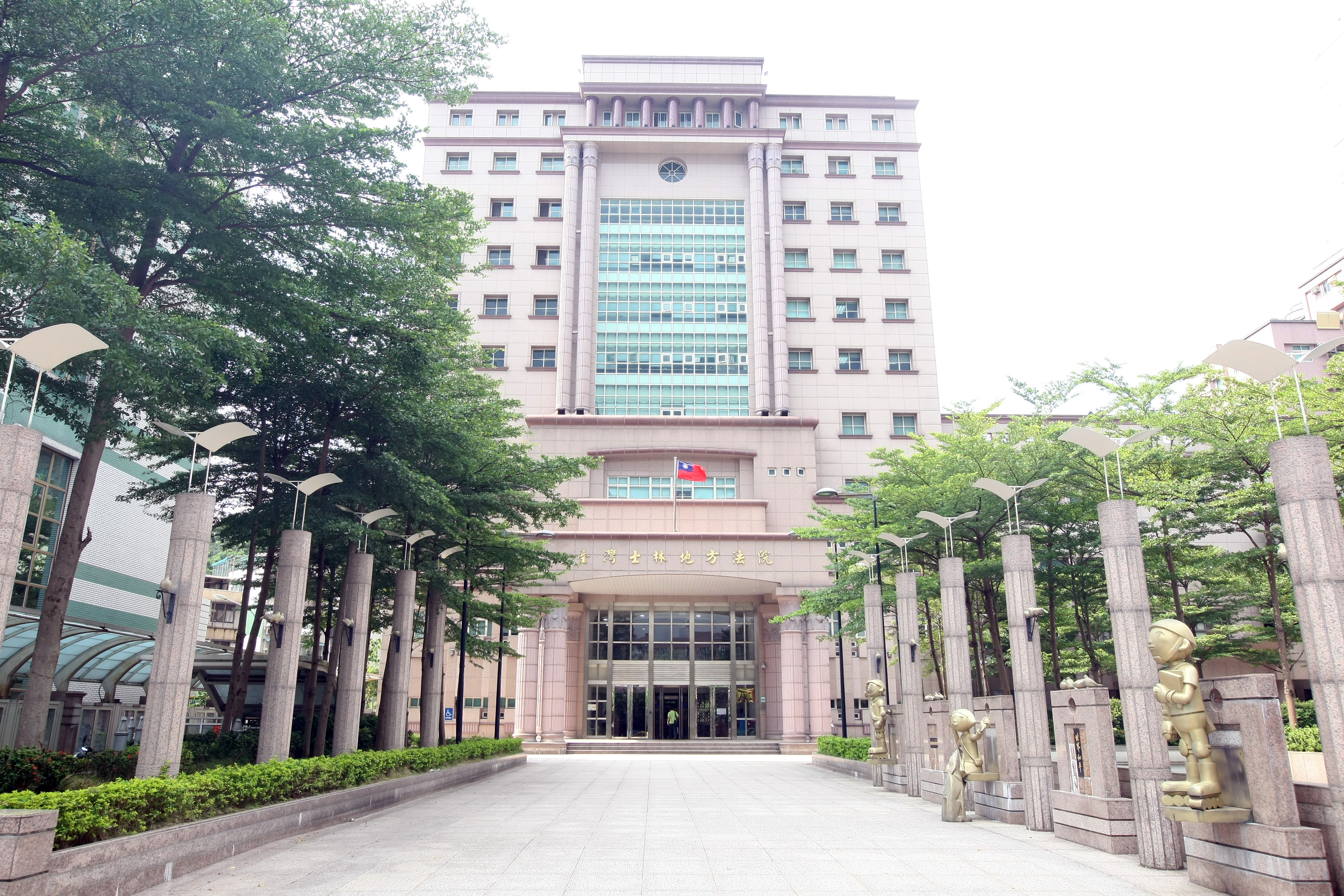 遺 產 中 的 不 動 產 若 被 「 共 有 」 綁 死 ， 未 來 難 免 要 打 官 司 進 行 裁 判 分 割 。 