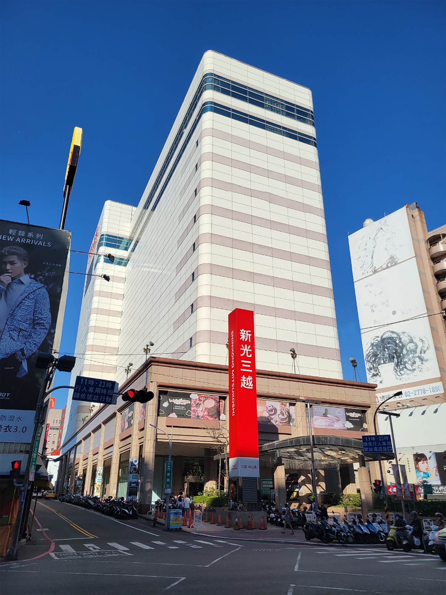 台 南 新 光 三 越 百 貨 大 樓 因 新 光 三 越 長 期 承 租 ， 收 租 穩 定 而 吸 引 京 城 銀 行 出 手 。 