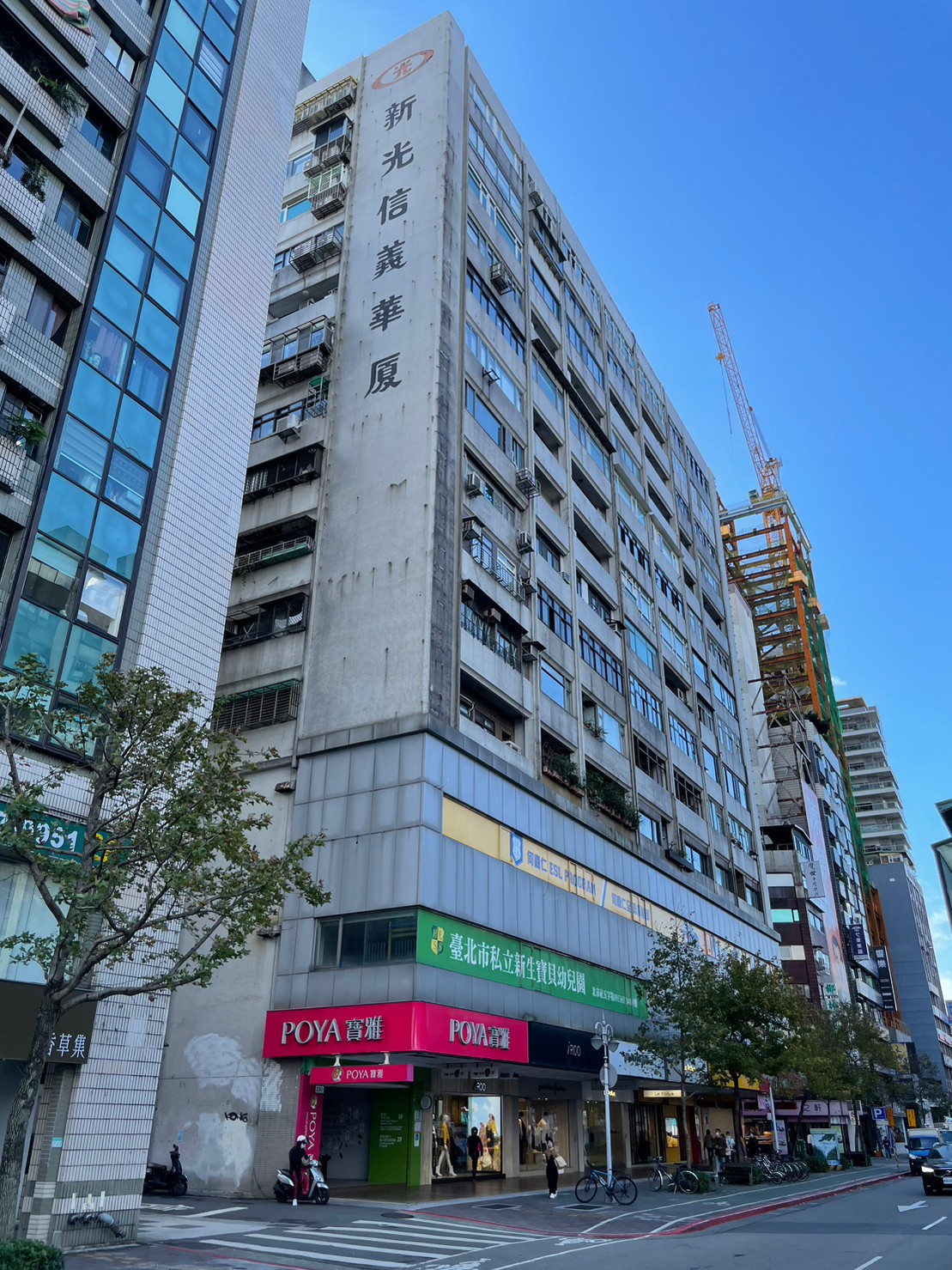 防 疫 措 施 鬆 綁 ， 主 要 購 物 商 圈 的 商 辦 大 樓 受 青 睞 。 