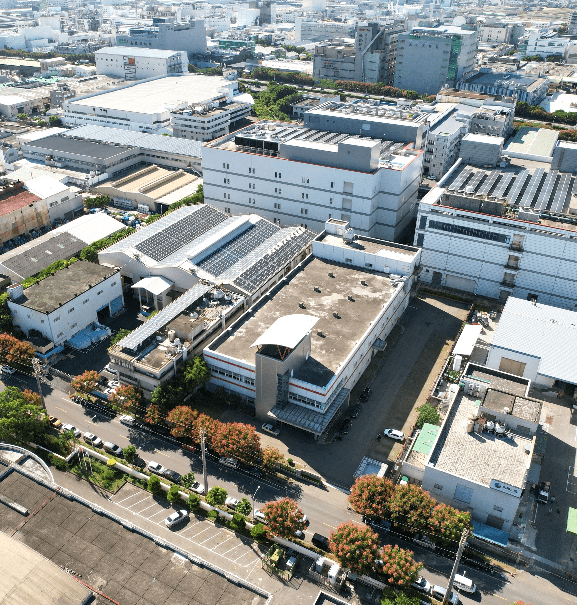 新 竹 工 業 區 廠 房 於 今 年 初 成 功 標 脫 ， 土 地 交 易 單 價 較 去 年 上 漲 逾 3 4 % ， 創 下 歷 史 新 高 的 紀 錄 。 