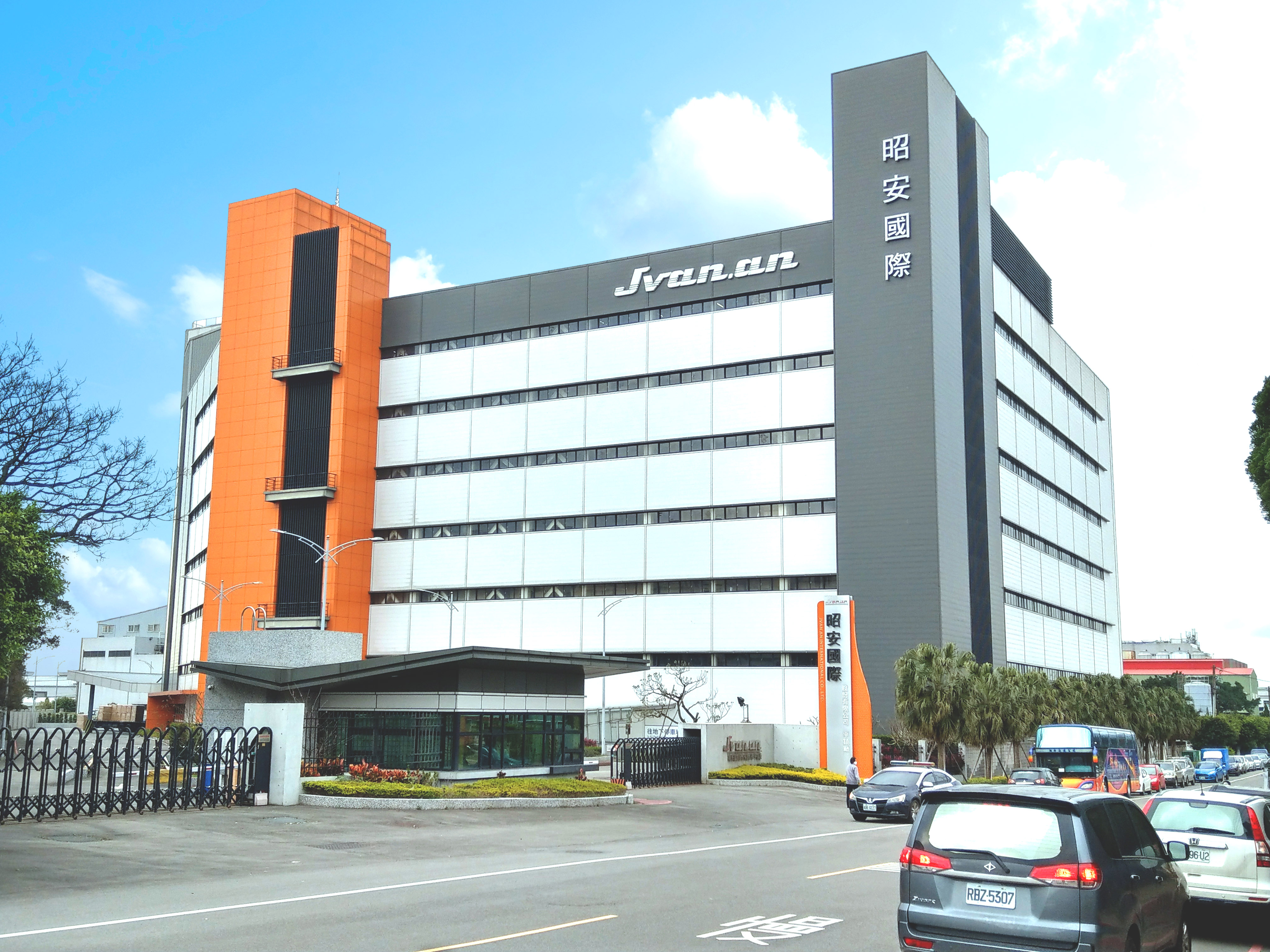 昭 安 平 鎮 廠 順 利 標 售 ， 是 近 十 年 來 平 鎮 工 業 區 最 大 規 模 的 廠 房 交 易 案 。 第 一 太 平 戴 維 斯 提 供 