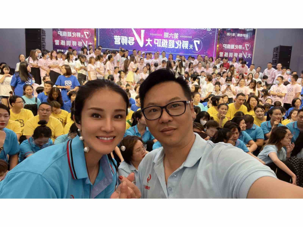 謝冠鴻與黃喬曦跟隨浪潮踏入直播事業，成為王牌抖音教練。