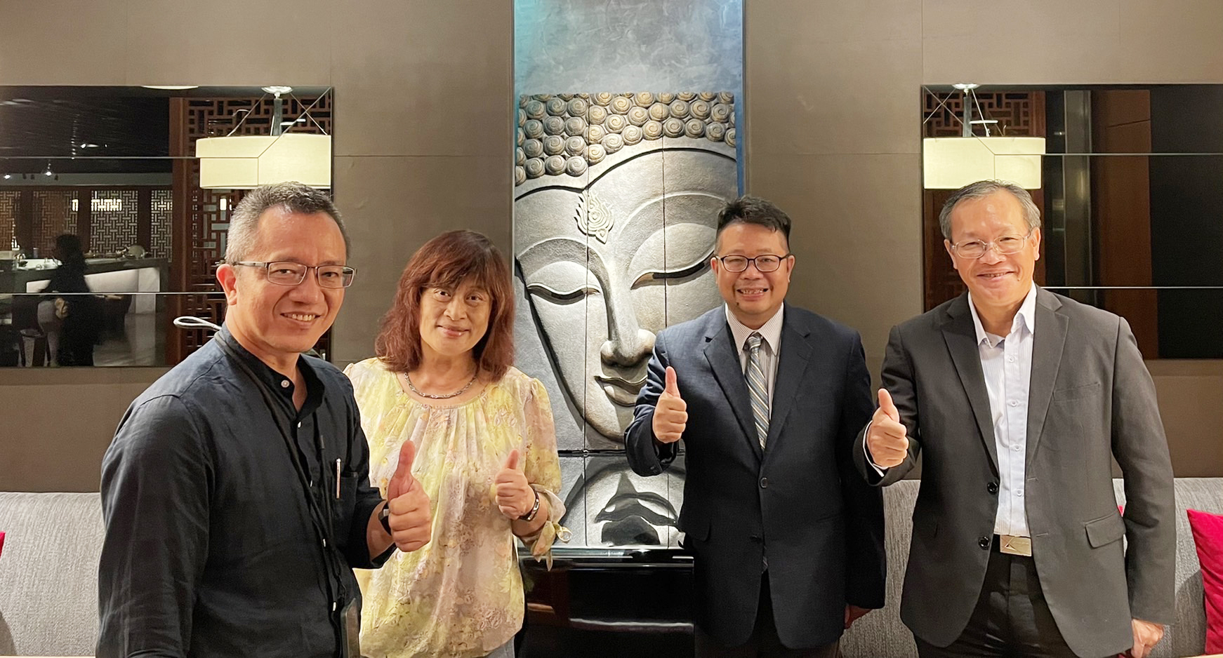 四 個 東 南 亞 ／ 南 亞 區 域 協 會 首 次 齊 聚 ， 感 謝 林 若 雩 ( 左 二 ) 、 陳 尚 懋 ( 左 一 ) 、 方 天 賜 ( 右 一 ) 三 位 理 事 長 ， 就 新 南 向 政 策 發 展 交 換 意 見 。 