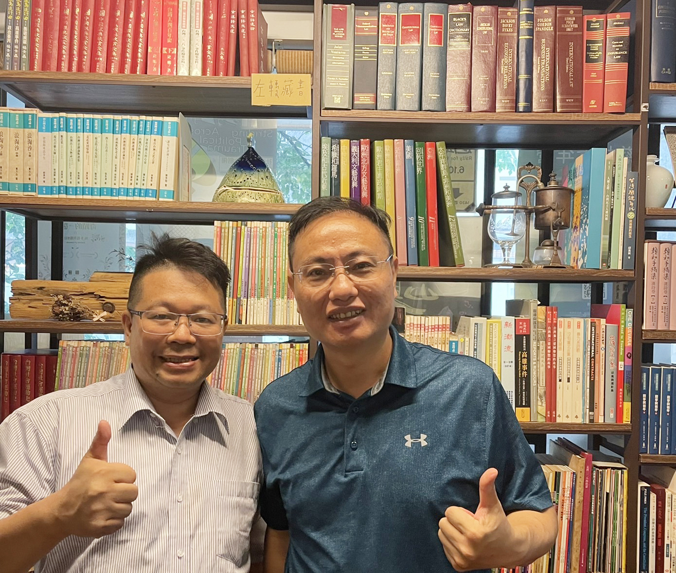 我 在 請 益 之 旅 ， 感 謝 正 修 科 大 的 吳 岱 儒 副 教 授 ( 右 ) 提 供 真 摯 的 建 議 ， 受 益 良 多 。 