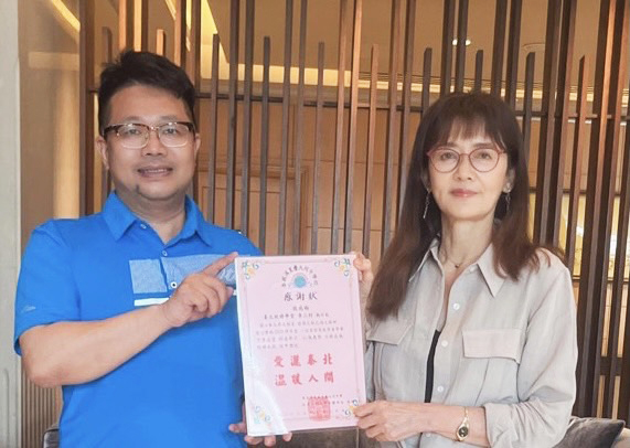 感 謝 帶 領 我 們 關 懷 泰 北 兒 童 的 顏 回 老 師 ( 右 ) ， 帶 回 了 許 多 關 於 東 南 亞 偏 鄉 的 現 況 及 溫 馨 故 事 ！ 