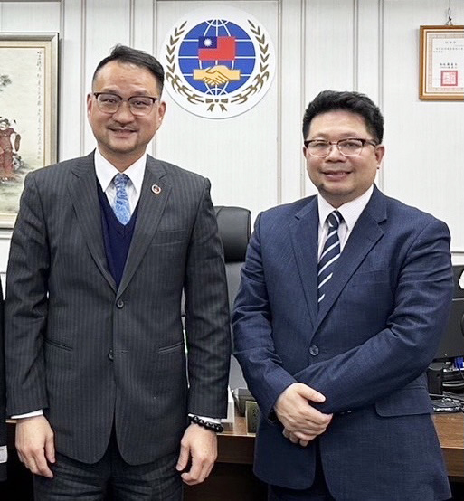 拜 會 僑 委 會 副 委 員 長 阮 昭 雄 ( 左 ) ， 了 解 政 府 的 相 關 政 策 ， 並 提 供 僑 外 校 友 留 台 建 言 。 