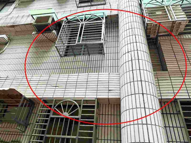 圖中為高氯離子混凝土建築物(俗稱「海砂屋」)，梁柱混凝土都已爆裂，若大地震來臨房子恐有崩塌危險，應盡快重建。(圖由中力都市更新(股)公司提供)