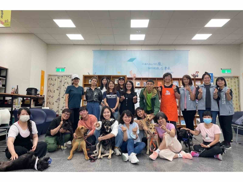 閱讀犬領犬員課程實習單位─屏東縣萬巒鄉圖書館服務合照。 圖．社團法人動物力量價值促進協會