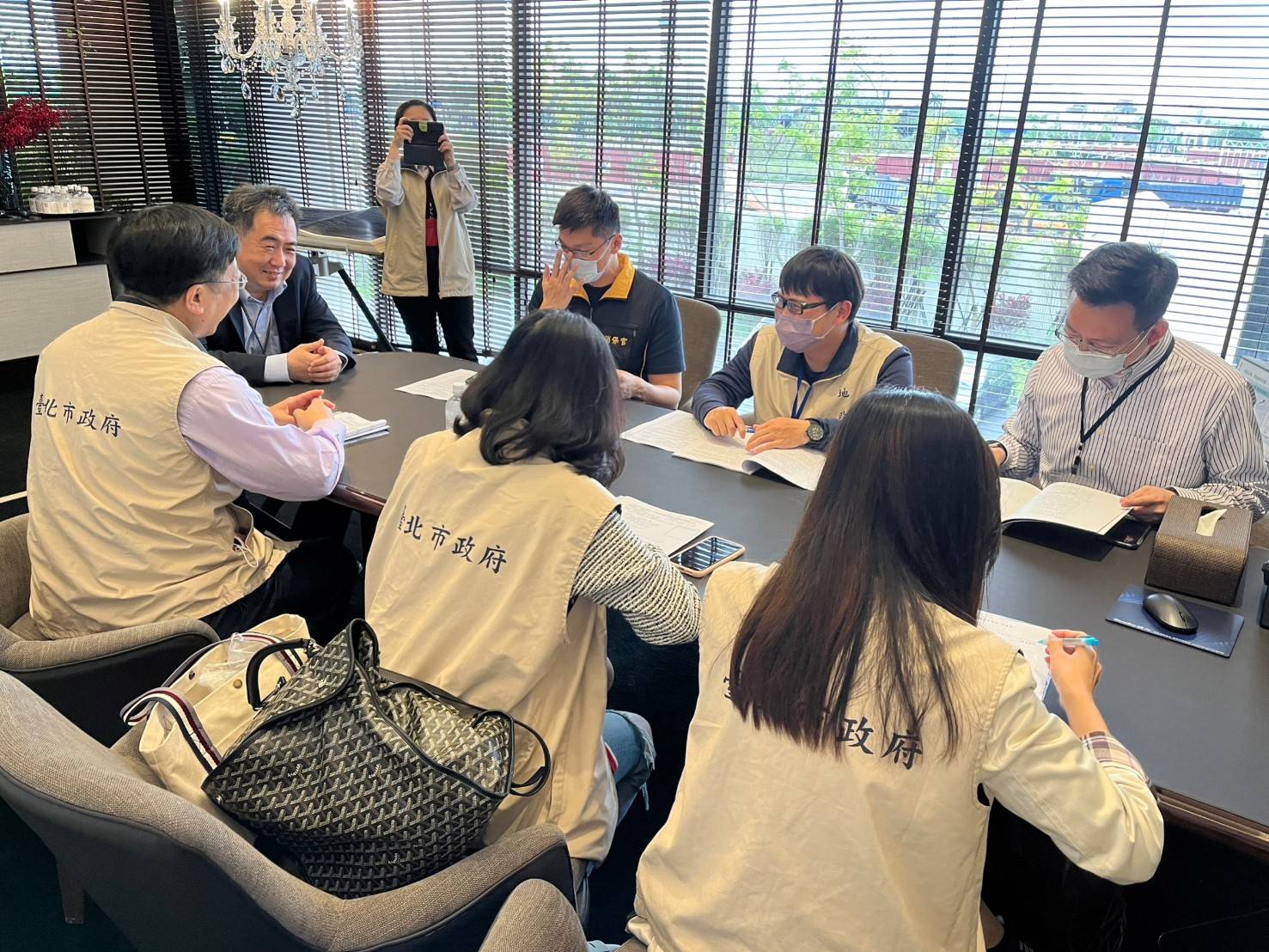 圖 3 ： 臺 北 市 政 府 聯 合 稽 查 小 組 至 預 售 建 案 現 場 進 行 業 務 稽 查 。 資 料 來 源 ： 台 北 市 政 府 