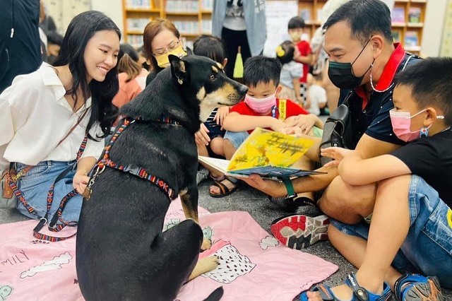 2 0 2 3 年 屏 東 縣 萬 巒 鄉 圖 書 館 閱 讀 犬 領 犬 員 課 程 實 習 服 務 景 況 。 圖 ． 社 團 法 人 動 物 力 量 價 值 促 進 協 會 