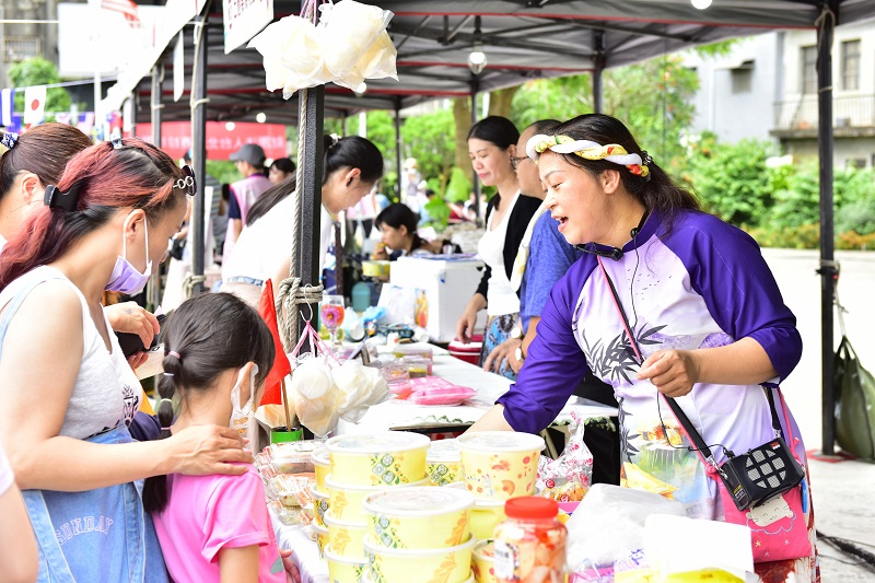 丁 氏 秋 小 姐 在 台 灣 完 成 研 究 所 的 課 業 , 也 成 為 越 南 語 老 師 、 文 化 的 傳 播 者 , 也 是 很 多 新 住 民 融 入 社 會 的 典 範 ! / 圖 片 提 供 : 賽 珍 珠 基 金 會 丁 氏 秋 小 姐 在 台 灣 完 成 研 究 所 的 課 業 , 也 成 為 越 南 語 老 師 、 文 化 的 傳 播 者 , 也 是 很 多 新 住 民 融 入 社 會 的 典 範 ! / 圖 片 提 供 : 賽 珍 珠 基 金 會