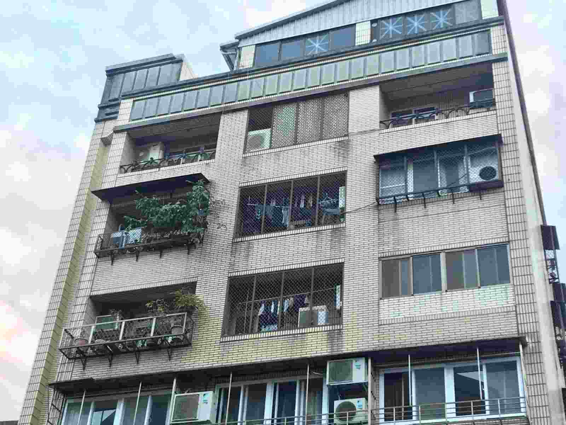 台灣屬潮濕型氣候，造成建築大樓外觀髒污的問題嚴重。