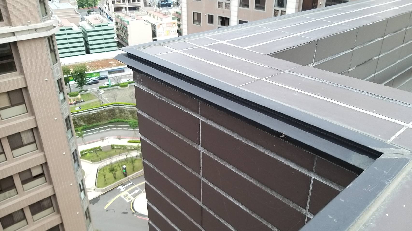 外 牆 泥 作 裝 修 之 滴 水 板 設 計 可 防 止 牆 面 污 染 。 